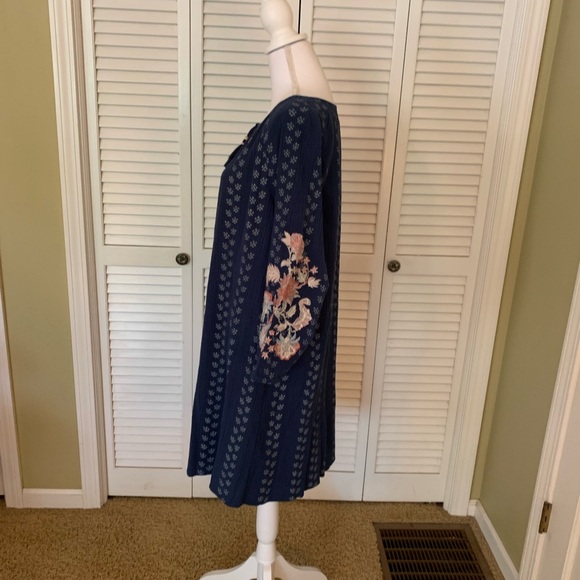 J Jill Blue Crepe Floral Women's Dress with Embroidered Sleeves Size M NWT - Picture 4 of 10
